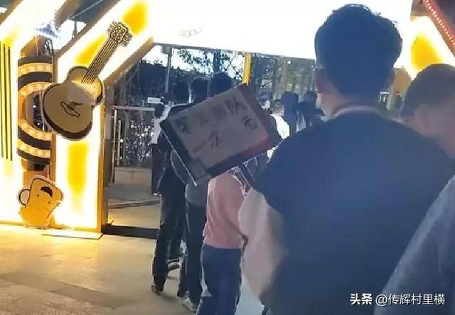 小孩挣钱200种方法（云南昆明新职业萌芽，“帮忙排队，一次三元”）