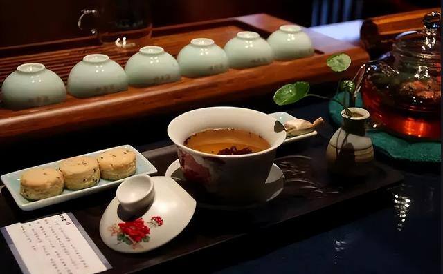 开茶叶店赚钱吗?大概利润多少呢（“免费喝茶”年赚248万）