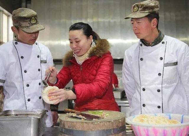 炊事员是干什么工作的（小小的帮厨背后，藏着许多深意）