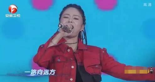 抖音那么多人唱歌有赚钱的吗（她是全网最受欢迎的歌手，一首歌从大排档到千万网红）