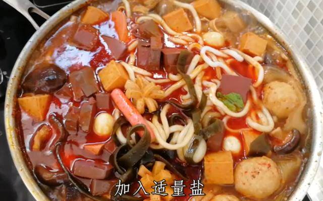 麻辣烫怎么做好吃（家常版麻辣烫，不论荤素煮什么都好吃，且经济实惠又美味）