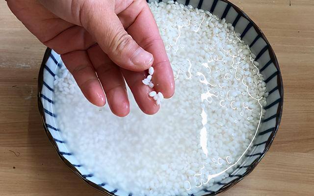 家庭自制糯米糍的做法（家常版糯米糍粑的做法，用料简单，食材常见，快速消灭家里的糯米）