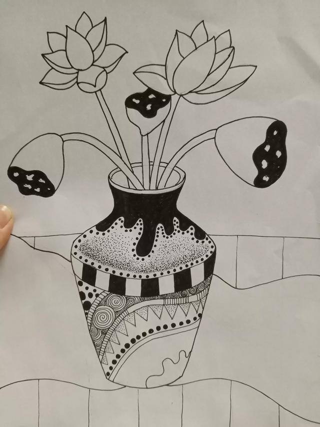 莲花怎么画简单又好看（黑白线描画《花瓶和花》）