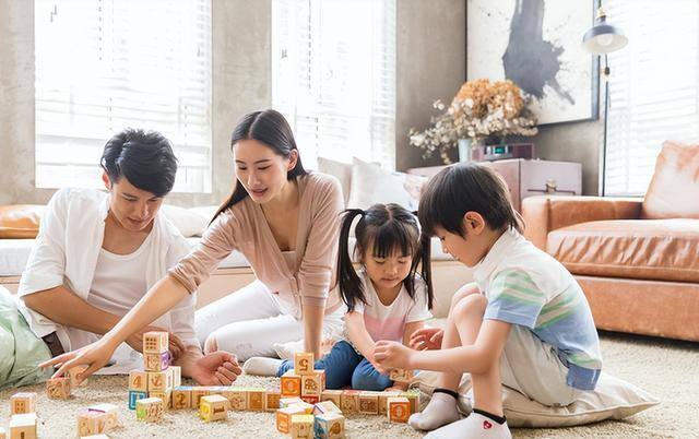 挣钱和陪孩子哪个更重要?（“挣钱和陪孩子”哪个重要？一位宝爸的回答引发热议）