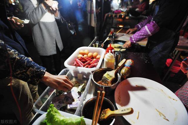 摆地摊卖什么好卖 又赚钱（手抓饼的赚钱模式）