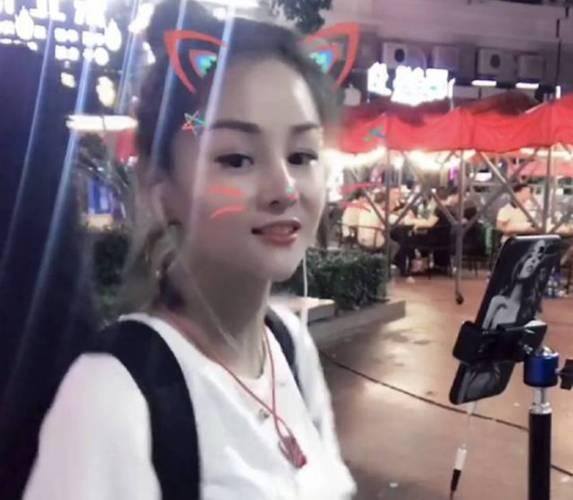 抖音那么多人唱歌有赚钱的吗（她是全网最受欢迎的歌手，一首歌从大排档到千万网红）