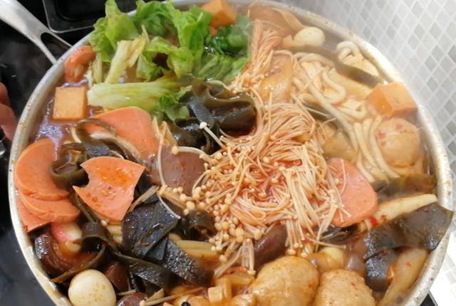 麻辣烫怎么做好吃（家常版麻辣烫，不论荤素煮什么都好吃，且经济实惠又美味）