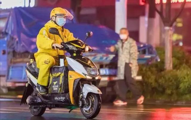 北京外卖员一个月大概能赚多少钱（上海外卖小哥月收入40万，网友：堪比富豪外卖员）