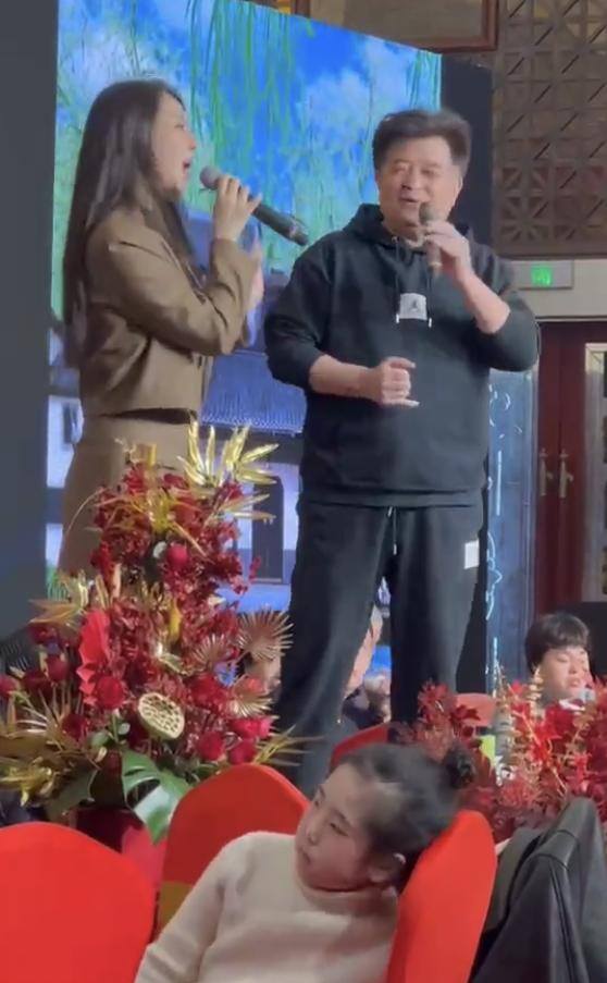 毕福剑现在什么工作（63岁毕福剑近照曝光，走穴接商演赚钱，曾与女嘉宾唱情歌）