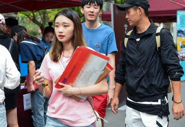升大专学历大概需要多少钱（民办二本和公立大专差距明显，不仅体现在学费上，难怪有人会后悔）