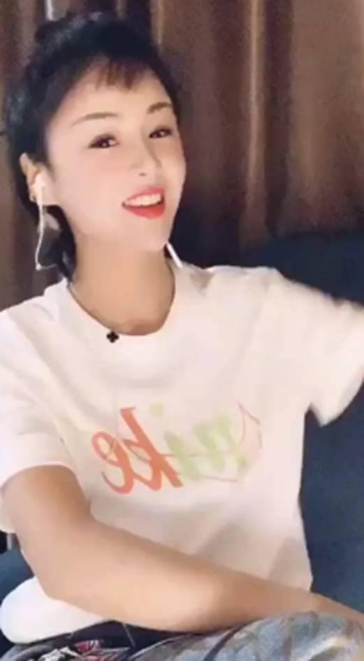 抖音那么多人唱歌有赚钱的吗（她是全网最受欢迎的歌手，一首歌从大排档到千万网红）