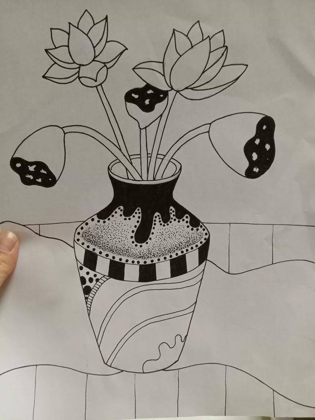莲花怎么画简单又好看（黑白线描画《花瓶和花》）