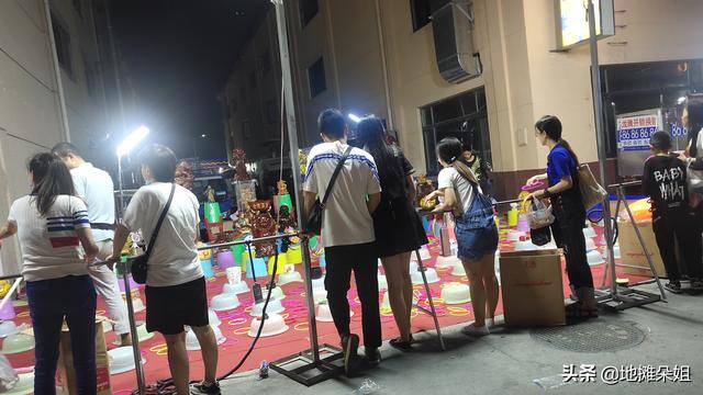 摆夜市摆地摊卖什么比较好卖（夜市摆地摊卖什么东西最火最受欢迎）