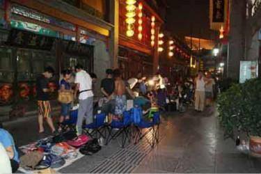 夜市卖什么东西最赚钱（夜市摆地摊卖什么最火爆）