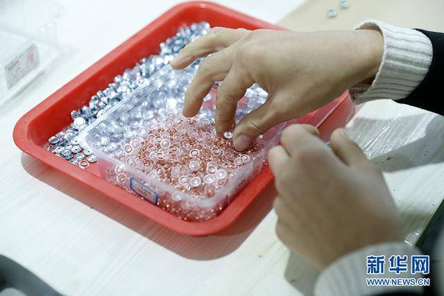 新疆最挣钱的地方（新疆阿图什市女职工日产10万只微型耳机喇叭）