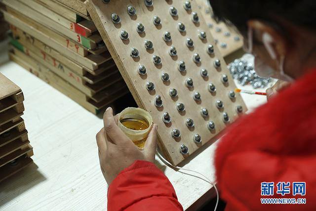 新疆最挣钱的地方（新疆阿图什市女职工日产10万只微型耳机喇叭）
