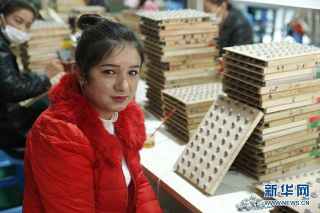 新疆最挣钱的地方（新疆阿图什市女职工日产10万只微型耳机喇叭）