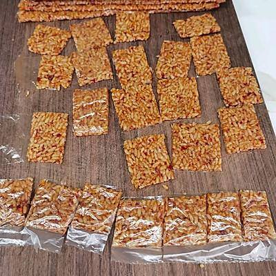 锅巴怎么做出来在家自制（剩米饭也能做出好吃的，麻辣香脆超级过瘾）