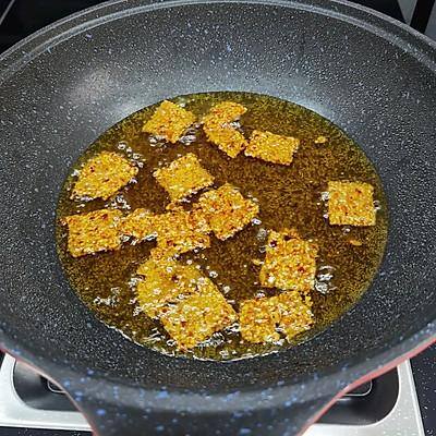 锅巴怎么做出来在家自制（剩米饭也能做出好吃的，麻辣香脆超级过瘾）
