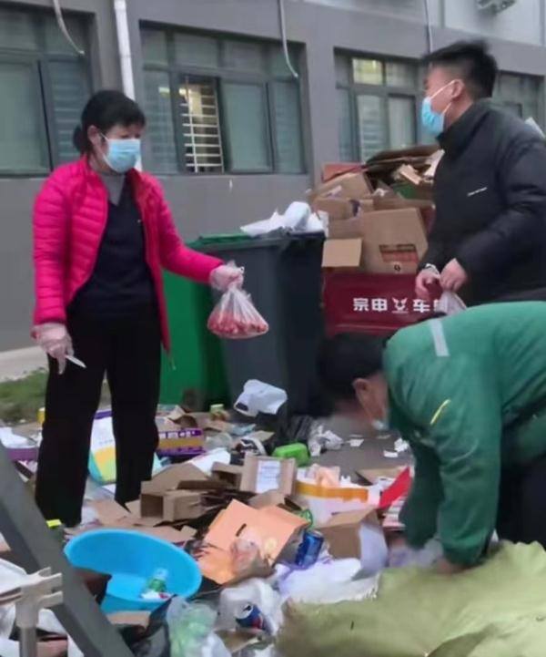 祝生意兴隆（男子免费给清洁工送草莓，网友：快，把他家买空）