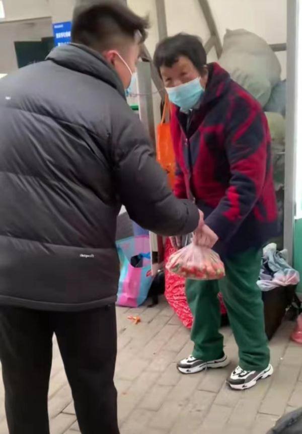 祝生意兴隆（男子免费给清洁工送草莓，网友：快，把他家买空）