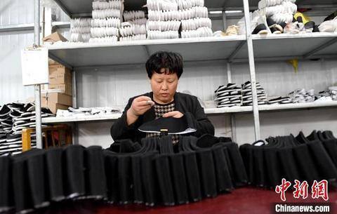 附近有手工活吗?可以拿家里做的（河北阜城：手工布鞋焕发新青春）