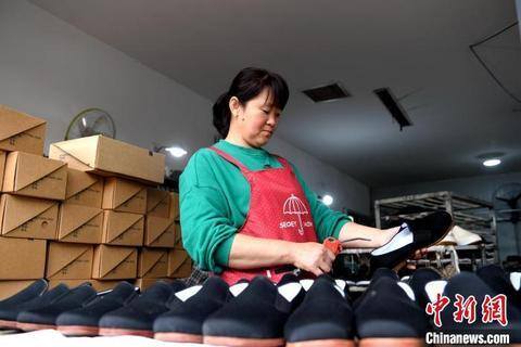 附近有手工活吗?可以拿家里做的（河北阜城：手工布鞋焕发新青春）