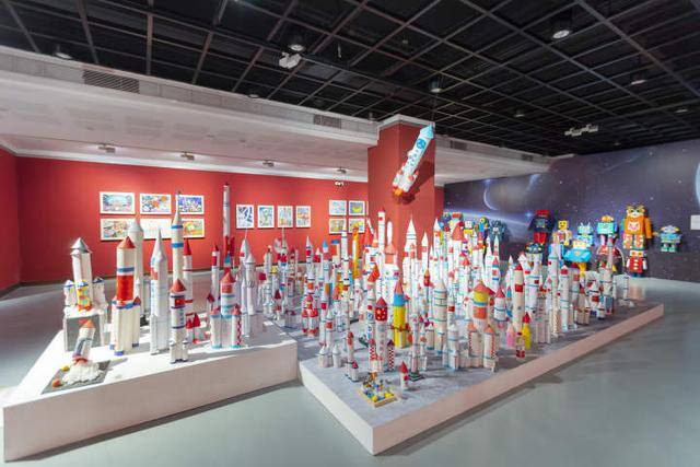废旧材料做的手工作品（浙江长寿桥小学：艺术家的艺术展）