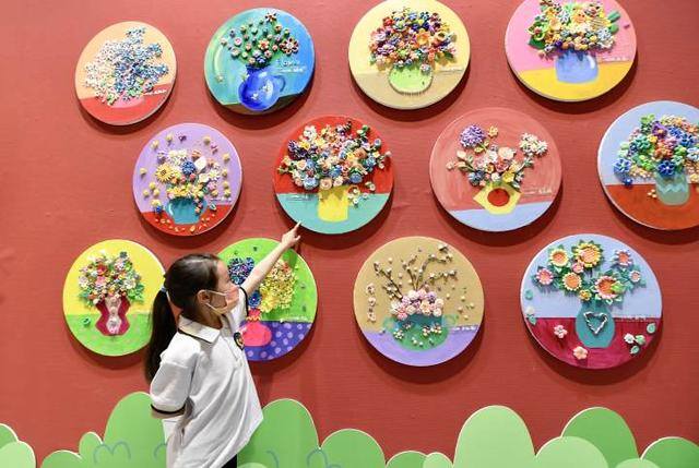 废旧材料做的手工作品（浙江长寿桥小学：艺术家的艺术展）