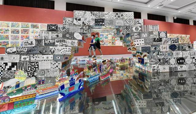 废旧材料做的手工作品（浙江长寿桥小学：艺术家的艺术展）