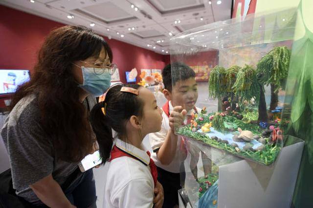 废旧材料做的手工作品（浙江长寿桥小学：艺术家的艺术展）
