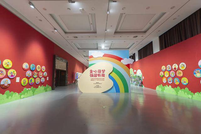 废旧材料做的手工作品（浙江长寿桥小学：艺术家的艺术展）