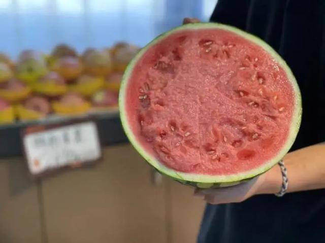 拍拍语音唱歌真的能赚钱吗（杭州水果店靠什么挑瓜？）