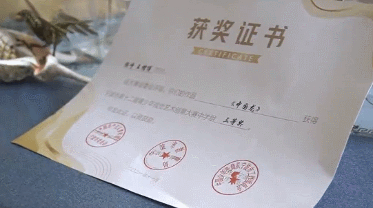 地摊卖什么最火（宁波15岁摆摊少年火了，数万人为他点赞！）