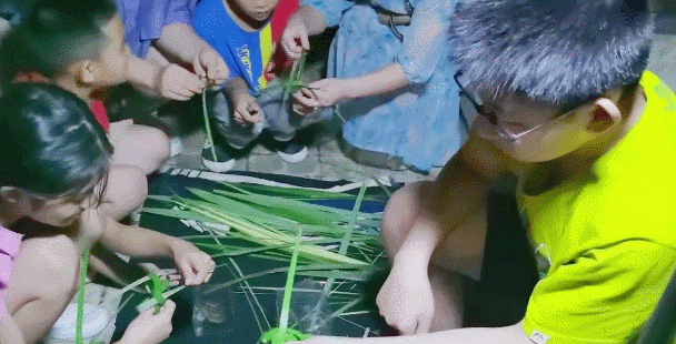 地摊卖什么最火（宁波15岁摆摊少年火了，数万人为他点赞！）