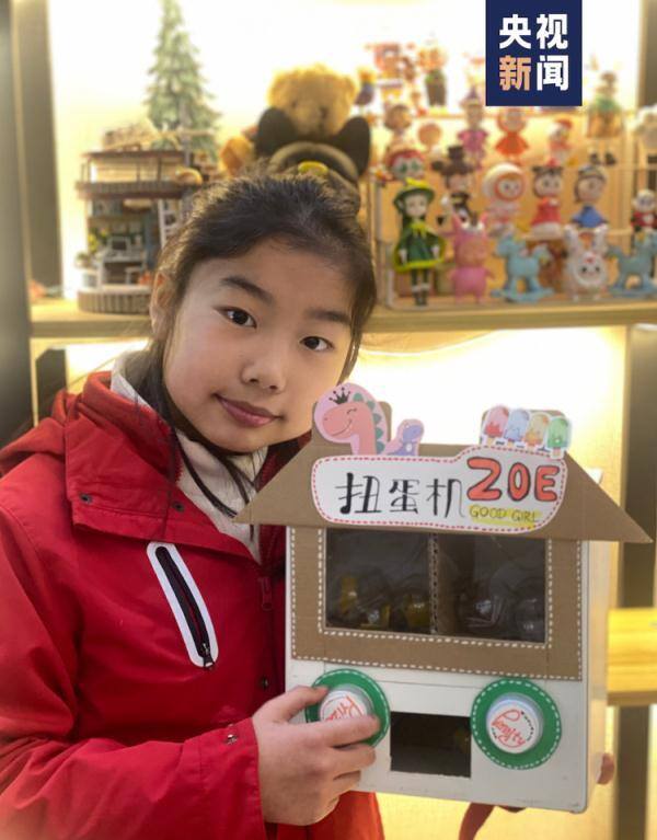 拿回家做手工活（母女俩巧妙利用废旧材料打造出梦幻小镇）