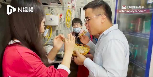 小学学校门口适合开什么店挣钱（武汉大学生为照顾父母开煎饼店）