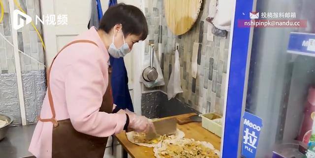 小学学校门口适合开什么店挣钱（武汉大学生为照顾父母开煎饼店）