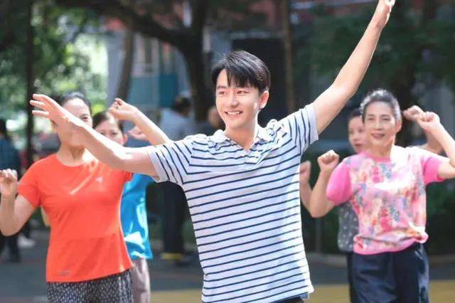 学校周边适合做什么生意（大学操场上的纸板狗）