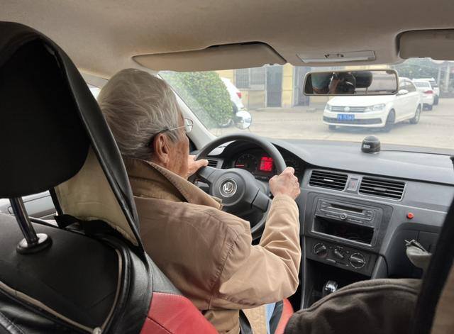 快三导师带计划赚钱app（95岁驾校学员“乘风破浪”迎接挑战）