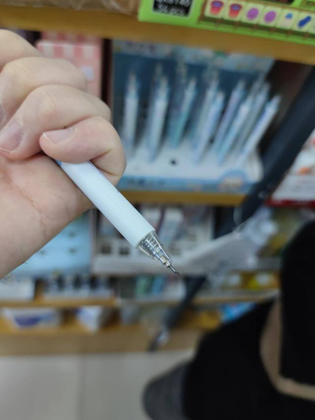 中学门口适合开什么店最好（学校门口卖“圆珠笔刀”，新京报记者发现真买家）