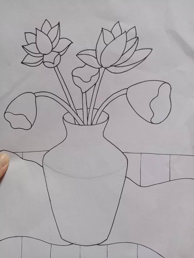 莲花怎么画简单又好看（黑白线描画《花瓶和花》）
