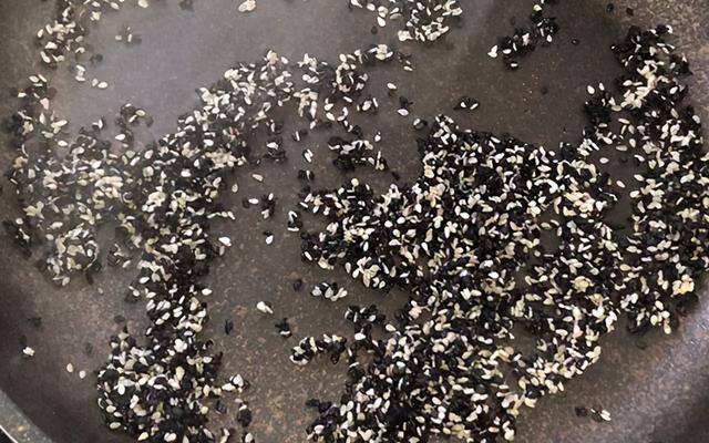 家庭自制糯米糍的做法（家常版糯米糍粑的做法，用料简单，食材常见，快速消灭家里的糯米）