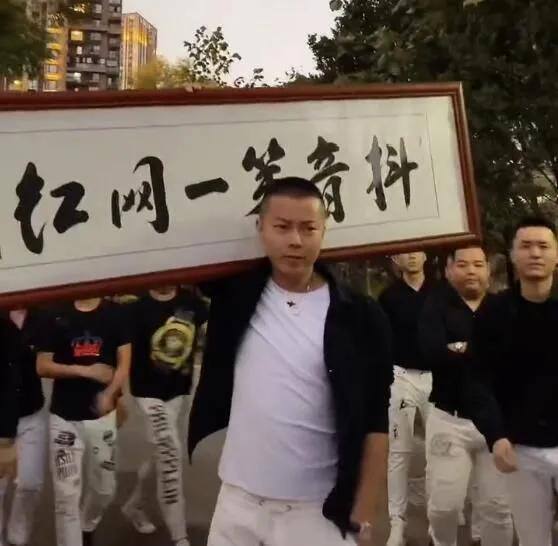 胜仔直播一天能挣多少钱（胜仔为什么能火？）
