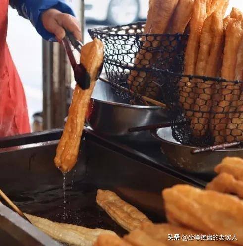 早点卖什么比较简单赚钱（表哥摆摊卖早餐，月入1万5，我不敢开始）