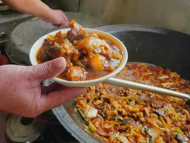10元店投资多少钱（大锅菜加烙饼，这个搭配相当有特色）