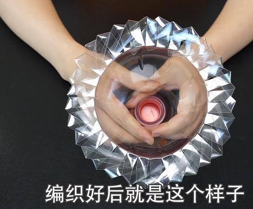 废旧矿泉水瓶手工制作（用大号塑料瓶制作一个能够自动浇花的小花盆，省去给花浇水的烦恼）