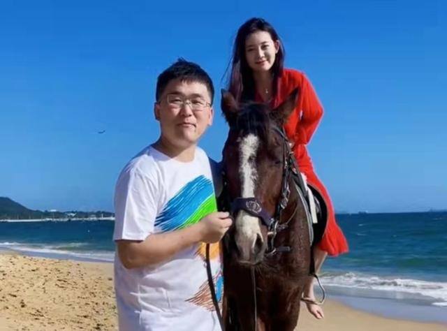 一天赚一万（短视频主播姜涛，曾坐拥500万粉丝，直播间观众不过3000人）