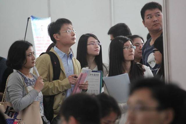 在上海做什么行业最挣钱（上海经济学硕士拒绝回国做电工，原因很真实）