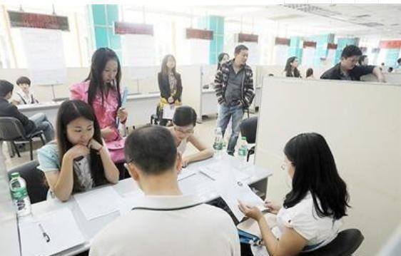 大专文凭出来能干嘛（大学生在大学毕业生中有什么前途？）